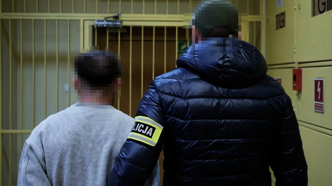 Policjanci zatrzymali dwóch braci. Jeden odpowie za usiłowanie zabójstwa, drugi za nieudzielenie pomocy rannemu 33-latkowi. Do szpitala trafił on w stanie krytycznym.