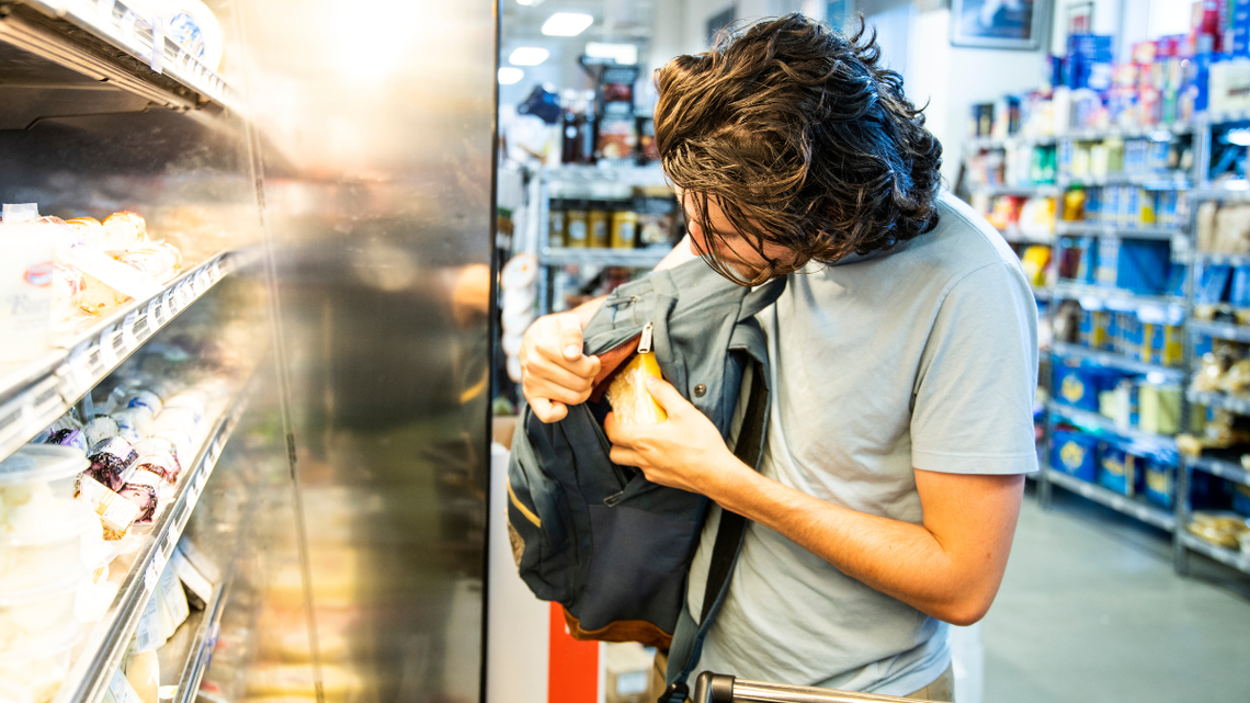 Kradzieże powodują duże straty i wyższe ceny. Ta grupa kradnie najczęściej Kradzieże sklepowe powodują gigantyczne straty sklepów. Sięgające nawet 70 proc.