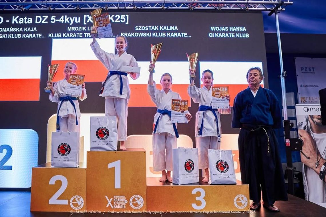 Kraków: Złoto dla zawodniczki Klubu Karate Tradycyjnego Tomaszów Lubelski. Lena obroniła tytuł! Lena Mrozik z KKT Tomaszów Lubelski podczas Międzynarodowego Pucharu Krakowa w Karate Tradycyjnym wywalczyła złoty medal.
