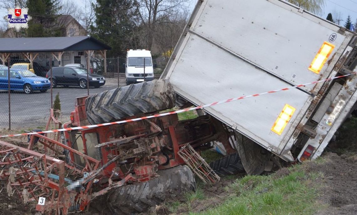 Kraksa w Dąbrowie Tomaszowskiej. Ciężarówka przygniotła ciągnik. Stan 25-latka jest ciężki