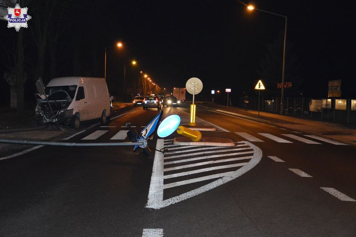 Kraksa w Płoskiem. Bus skasował latarnię, bo kierowca zasnął