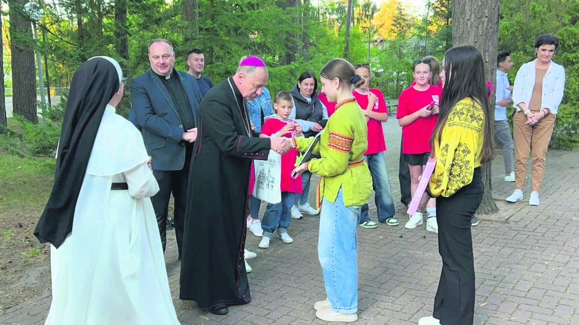 Biskup Marian Rojek odwiedził dzieci z Sobotniej Szkoły Języka Polskiego w Żółkwi.