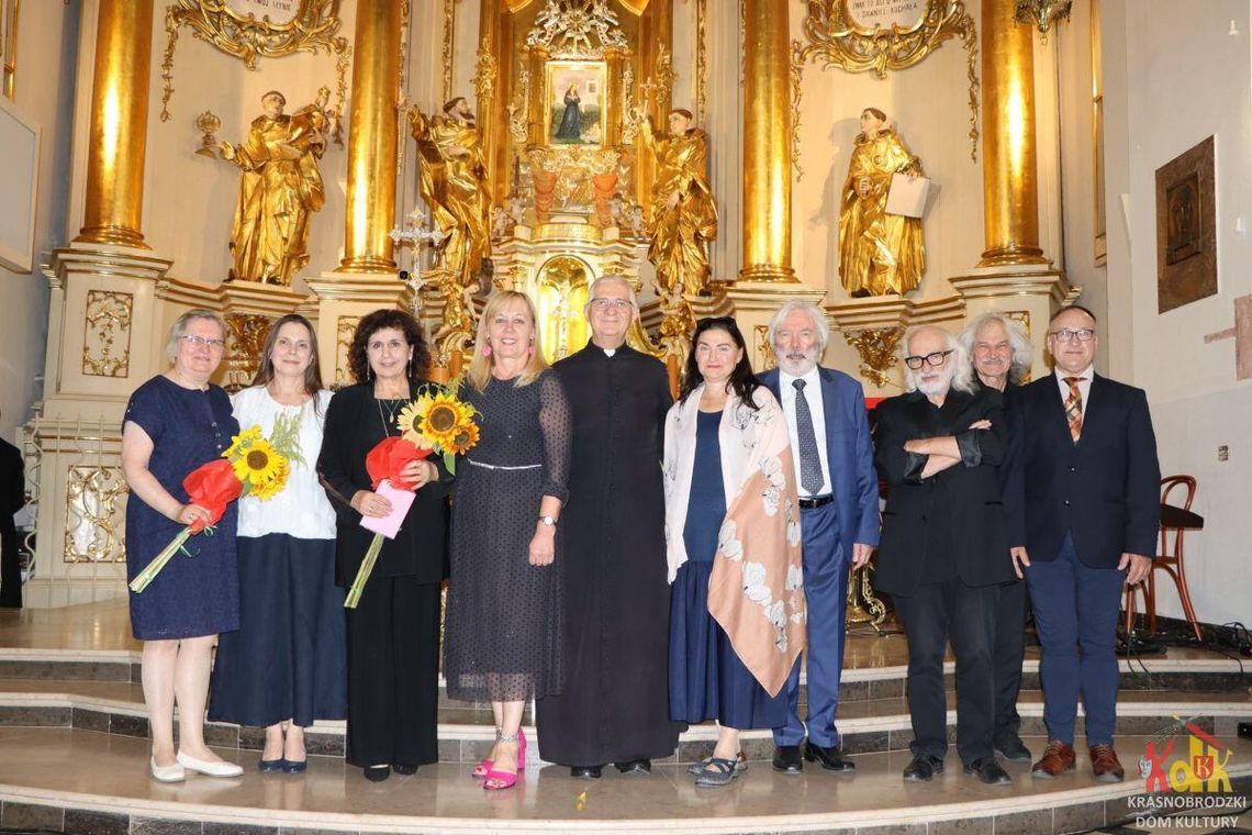 W Sanktuarium Nawiedzenia Najświętszej Maryi Panny w Krasnobrodzie uroczyście zakończono 23 sierpnia Festiwal Muzyki Organowej i Kameralnej. Po nabożeństwie i Koncercie Laureatów zaśpiewała Eleni.