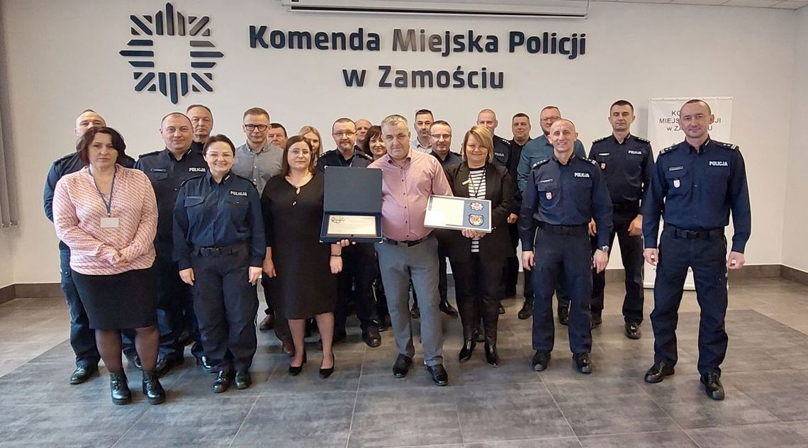 Szef zamojskich policjantów wraz ze Swoimi Zastępcami podziękowali za wieloletnią służbę odchodzącemu na emeryturę Kierownikowi Posterunku Policji w Krasnobrodzie aspirantowi sztabowemu Wiesławowi Margolowi.