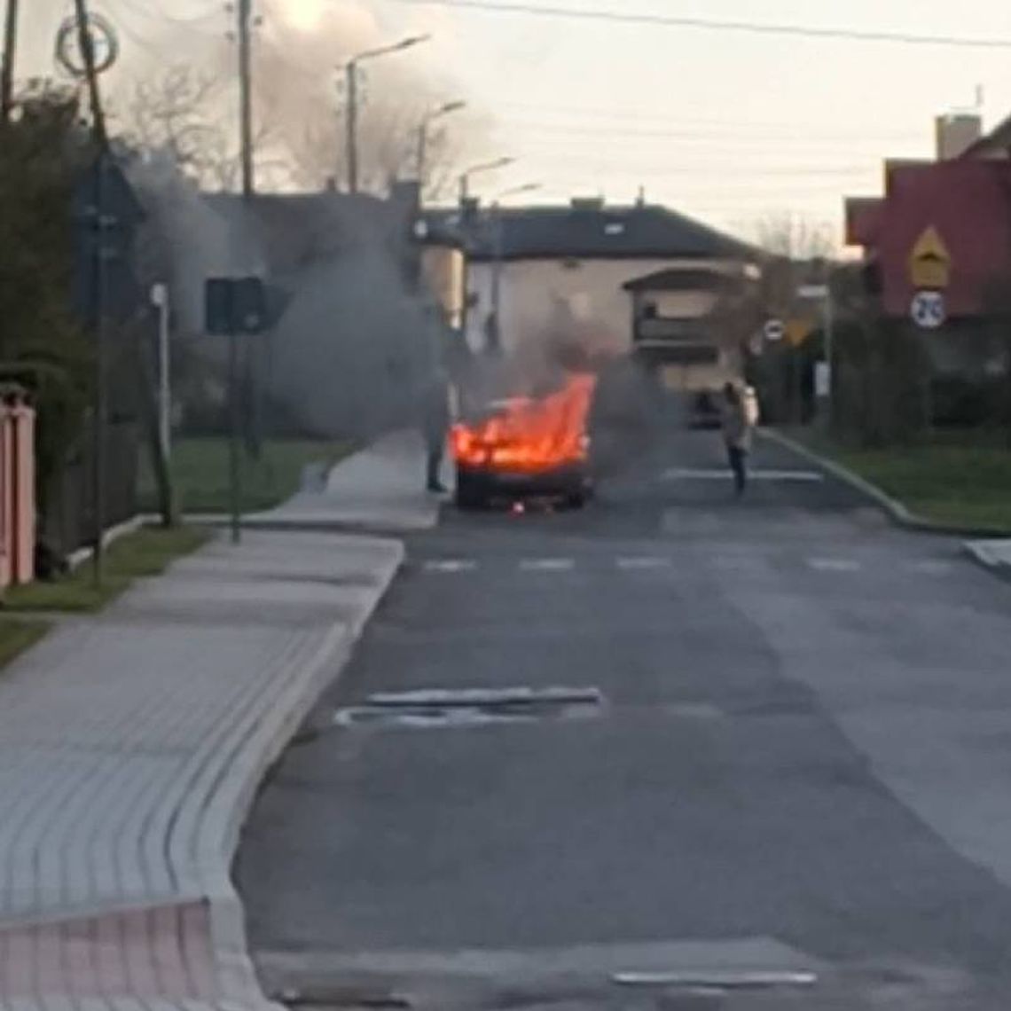 W Krasnymstawie auto stanęło w płomieniach.