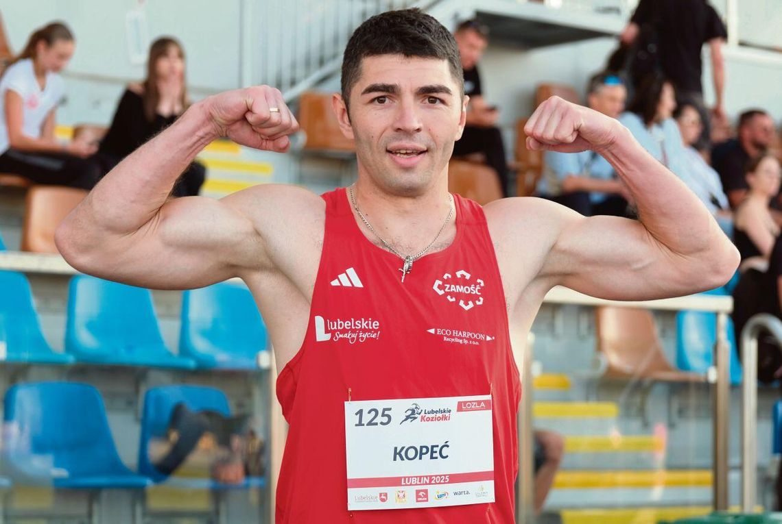 Najlepszy w swojej karierze wynik w biegu na 100 m 10.05 Dominik Kopeć uzyskał w czerwcu 2023 r. w Dessau (Niemcy). W tym roku podopieczny trenera Piotra Maruszewskiego najszybciej pobiegł w Jerozolimie na osiem dni przed startem w mistrzostwach Polski. W Izraelu „setkę” pokonał w czasie 10.07.