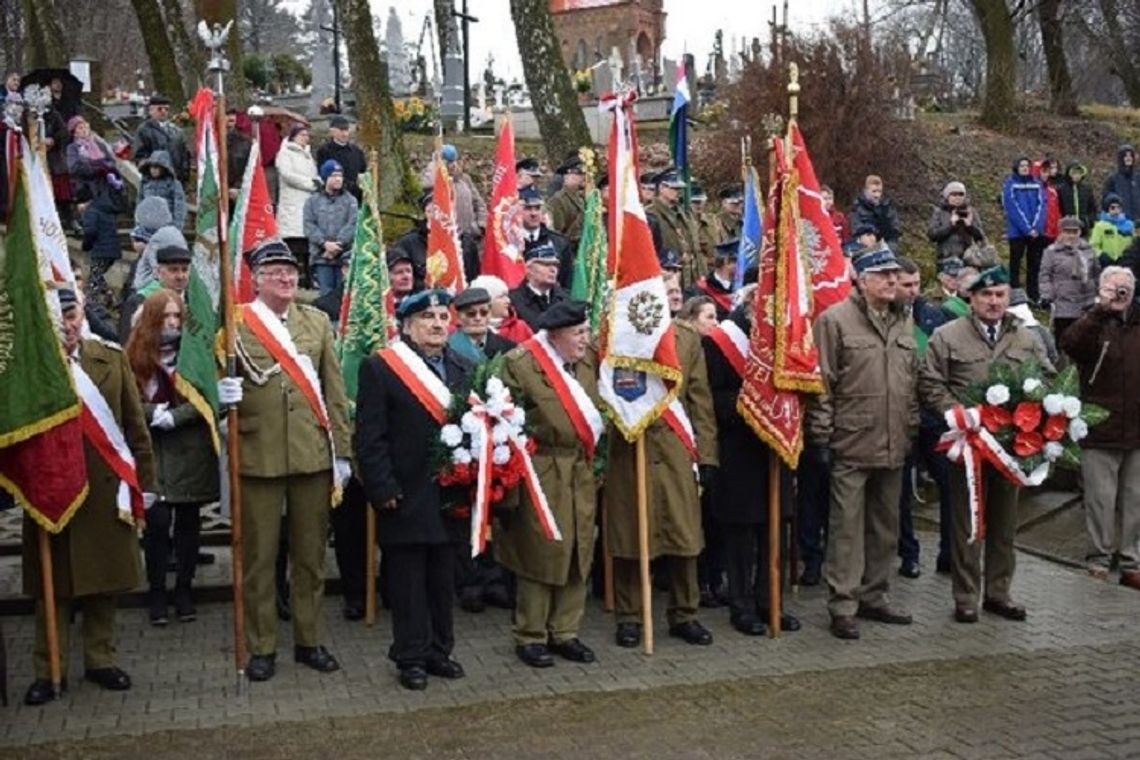 Krynice: Ku chwale partyzantów!