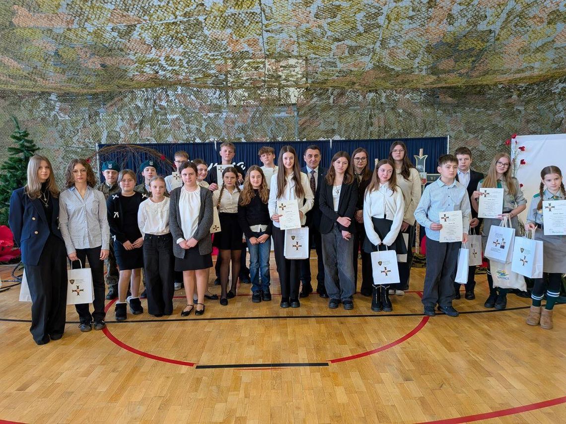 Uroczystość podsumowania X Powiatowego Konkursu Interdyscyplinarnego "To Twoja i moja historia...'' odbyła się w Zespole Szkolno-Przedszkolnym im. Batalionów Chłopskich w Krynicach. Na zdjęciu nagrodzeni uczniowie.