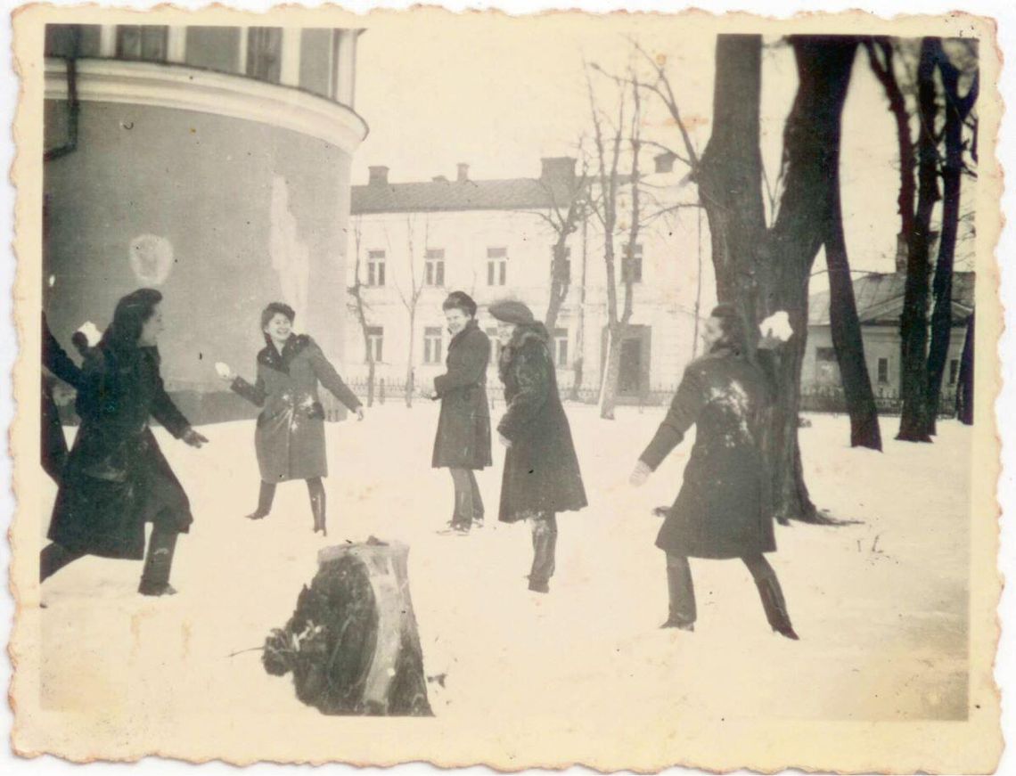 Bitwa na śnieżki – to jedna z zimowych zabaw licealistów z Hrubieszowa (arch. Elżbiety Lenard).