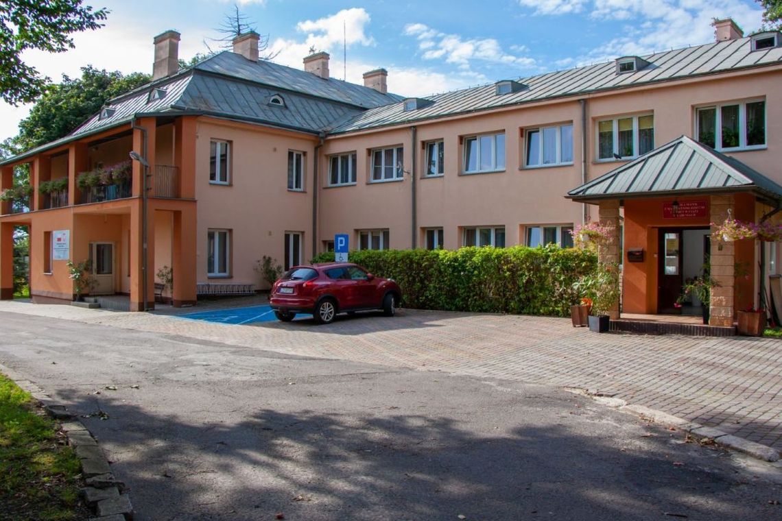 Dom dla Matek z Małoletnimi Dziećmi i Kobiet w Ciąży w Łabuniach rozpoczął swoją działalność 1 września 2018 roku.