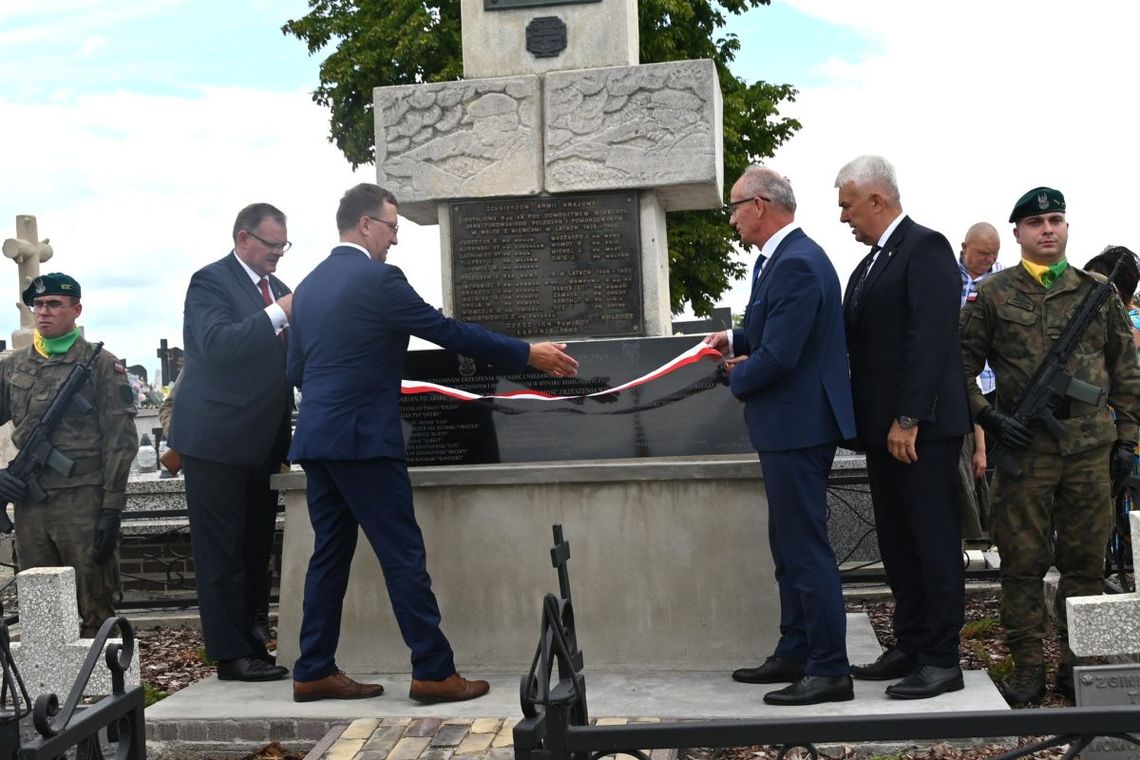 Uroczystości z odsłonięcia płyty pamiątkowej poświęconej Żołnierzom II Inspektoratu Zamojskiego Armii Krajowej.