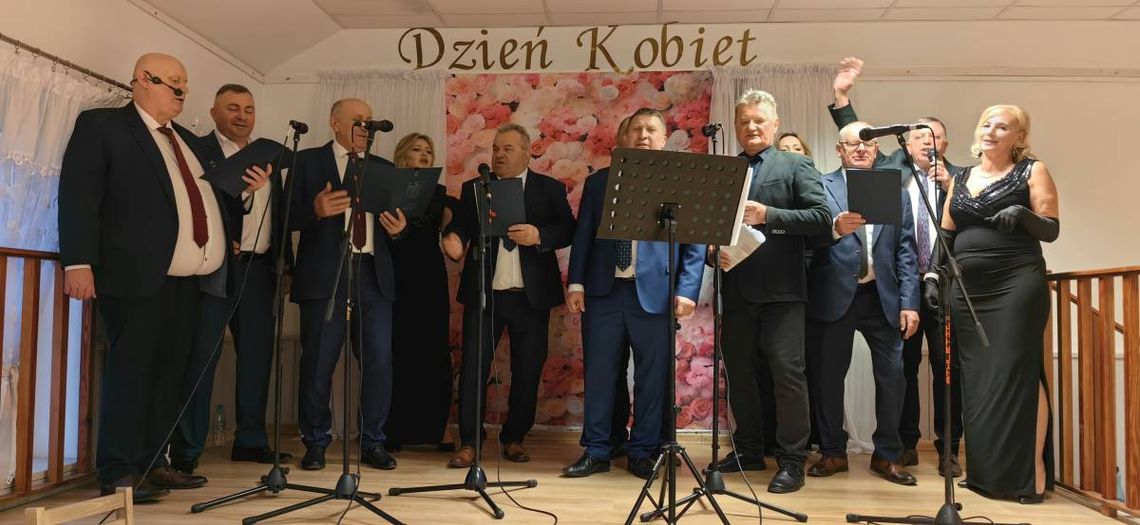 Łabunie: Radni i sołtysi na scenie! Niezwykły występ na Gminnym Dniu Kobiet [ZDJĘCIA]