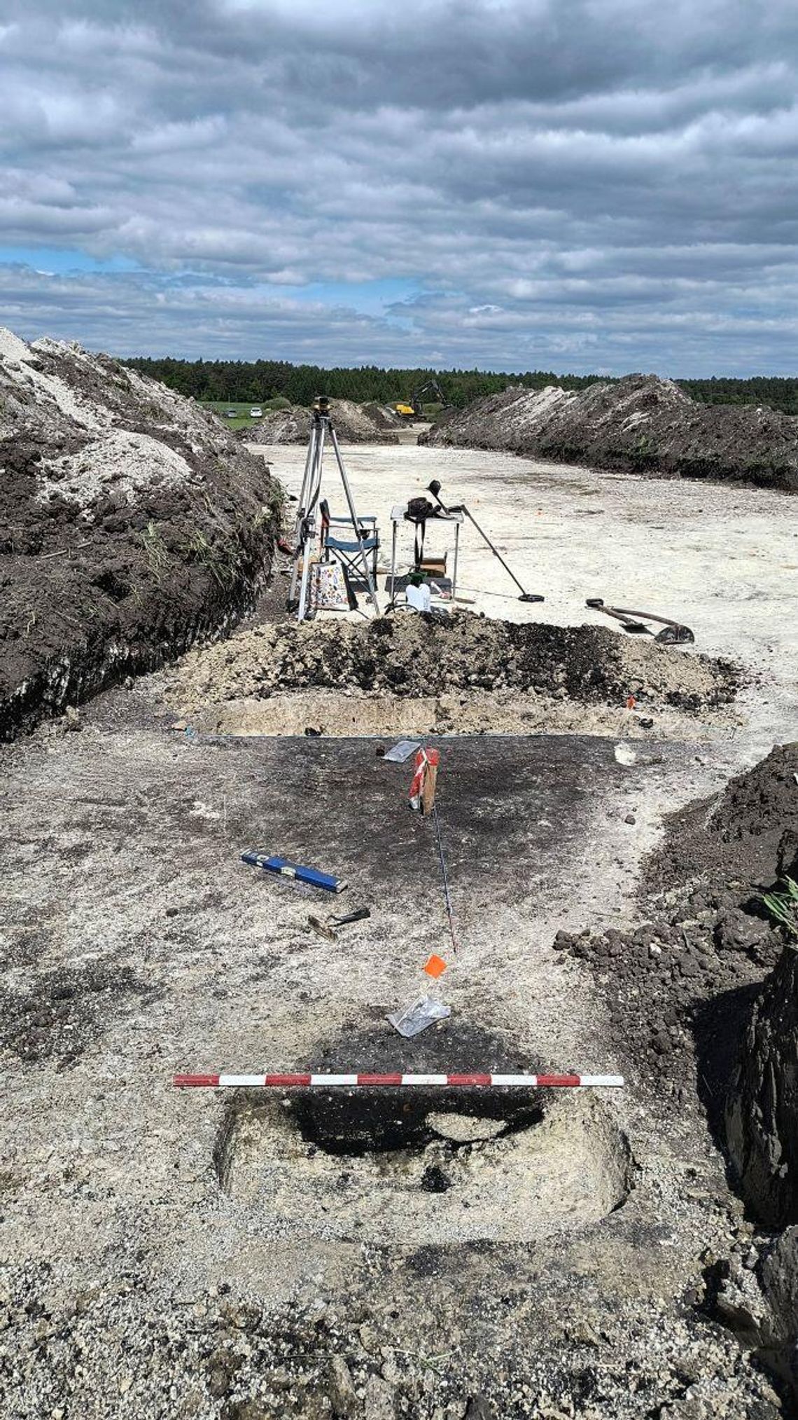 Średniowieczną osadę, studnię, kilkaset fragmentów ceramiki datowanej na okres późnego średniowiecza oraz kościaną szpilę, szydło i kamienne żarno odnaleziono w Łabuniach na planowanej trasie drogi ekspresowej S17.