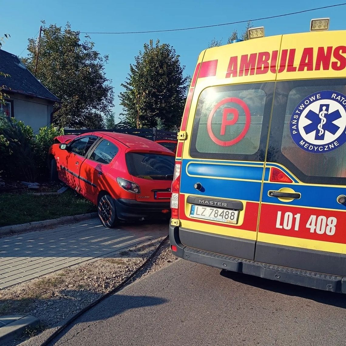 Kierujący samochodem osobowym uderzył w ogrodzenie.