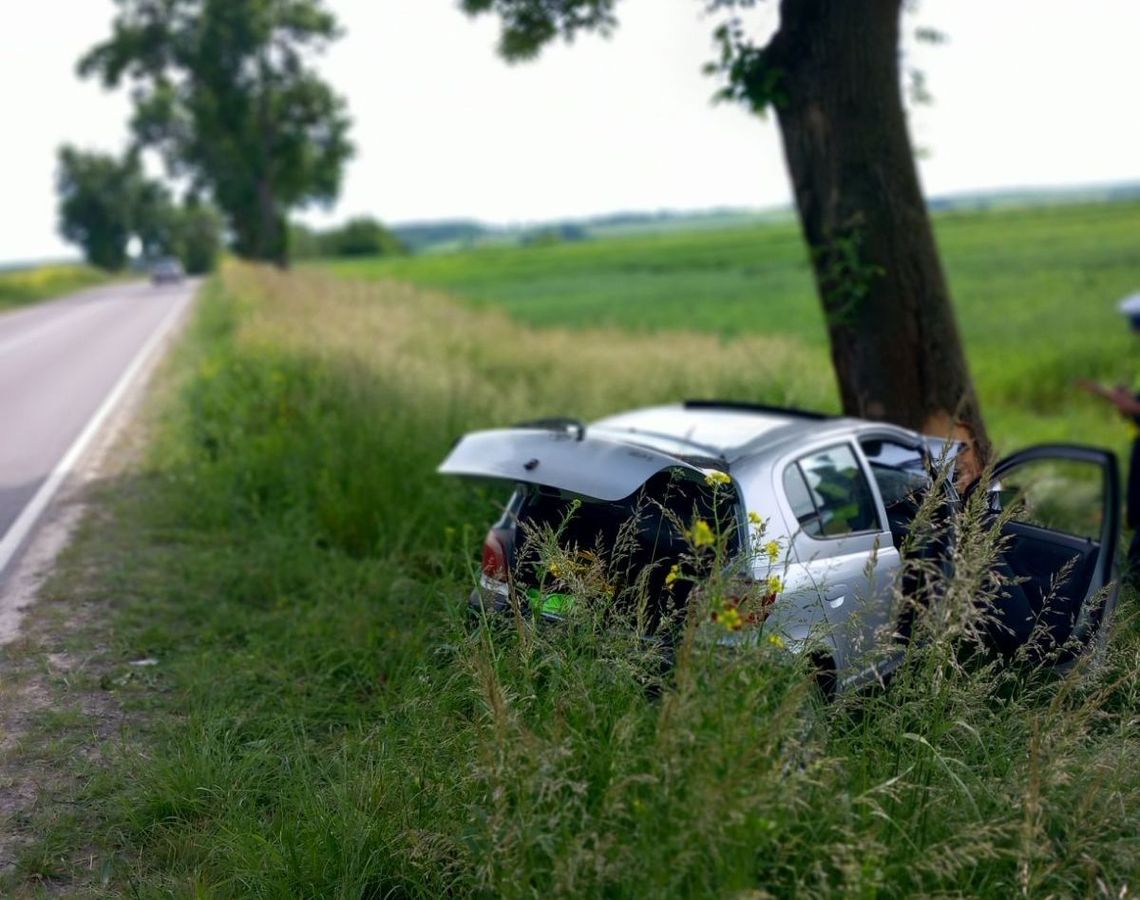 W Wieprzowie, na zakręcie 56-latka nagle zjechała samochodem do rowu i uderzyła w przydrożne drzewo.