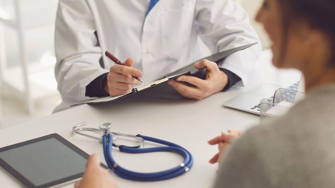 W Polsce brakuje lekarzy. Kształcimy ich za mało, a część woli zarabiać większe pieniądze za granicą. Ale nastawienie się zmienia i młodzi medycy wolą zostać w kraju.