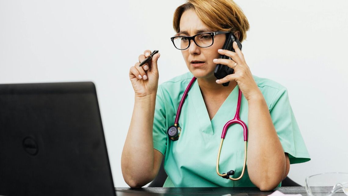 Lekarze, którzy chcą sprawdzić, czy wystawiono recepty bez ich wiedzy, powinni zalogować się na gabinet.gov.pl i skorzystać z dostępnych tam instrukcji.