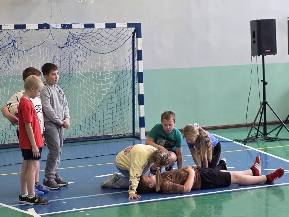 W Szkole Podstawowej w Wysokiem zorganizowano wydarzenie edukacyjne w ramach kampanii „Misja 112 – jeden numer, tysiąc szans”, zainicjowanej przez zamojską delegaturę Kuratorium Oświaty w Lublinie.