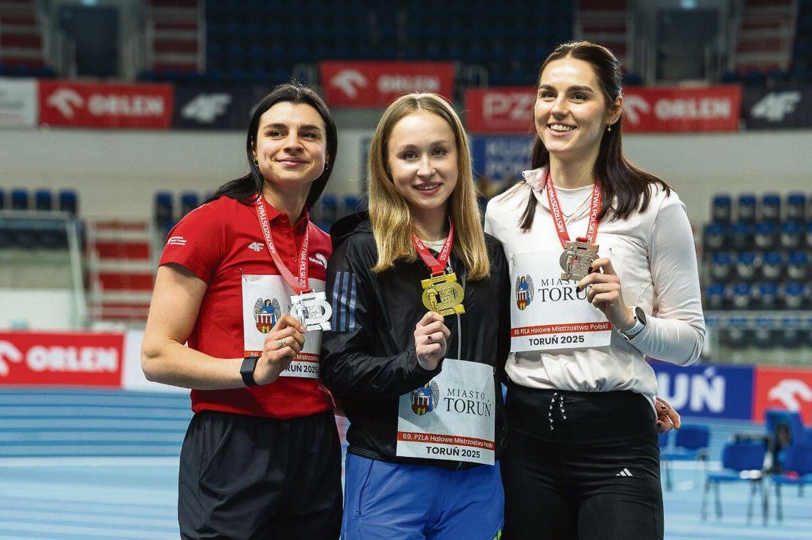 Monika Romaszko (pierwsza z prawej) ma za sobą kolejny udany sezon halowy.