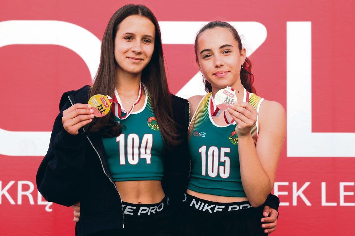 Lekkoatletyka: 4 medale młodzików Znicza Biłgoraj i kosztowne spóźnienie Na zdjęciu Magdalena Chyl i Lena Szwed.
