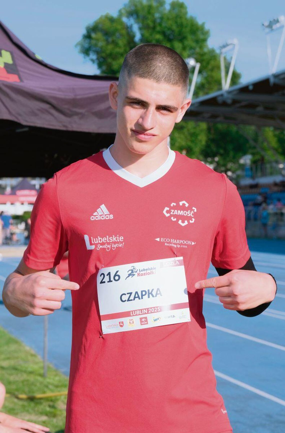 Dawid Czapka w trójskoku zdobył dwa medale halowych mistrzostw Polski juniorów U18 – srebro w 2023 r. (14.13) i złoto rok później (14.30).