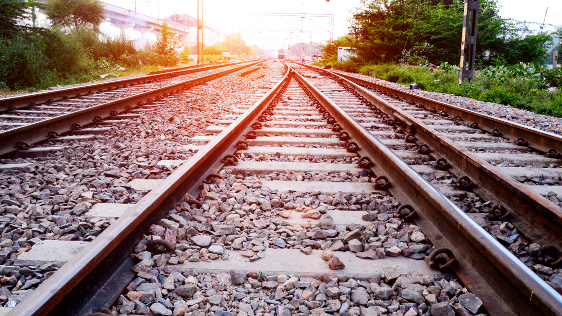 Jesteś rolnikiem. Twoje zwierzę weszło na tory. Pociąg musiał się zatrzymać i w efekcie dojechał spóźniony. PLK policzyło straty i zagroziło pozwami.