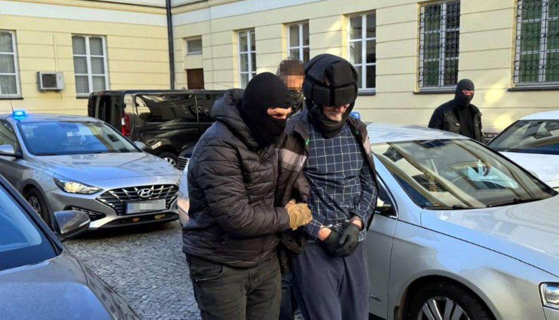 44-letni Krzysztof B., który w miniony piątek około 14.20 próbował podpalić budynek przy ul. Wiejskiej 12A, został zatrzymany przez policjantów Komendy Stołecznej Policji oraz Komendy Rejonowej Policji Warszawa I w swoim mieszkaniu na terenie powiatu łosickiego