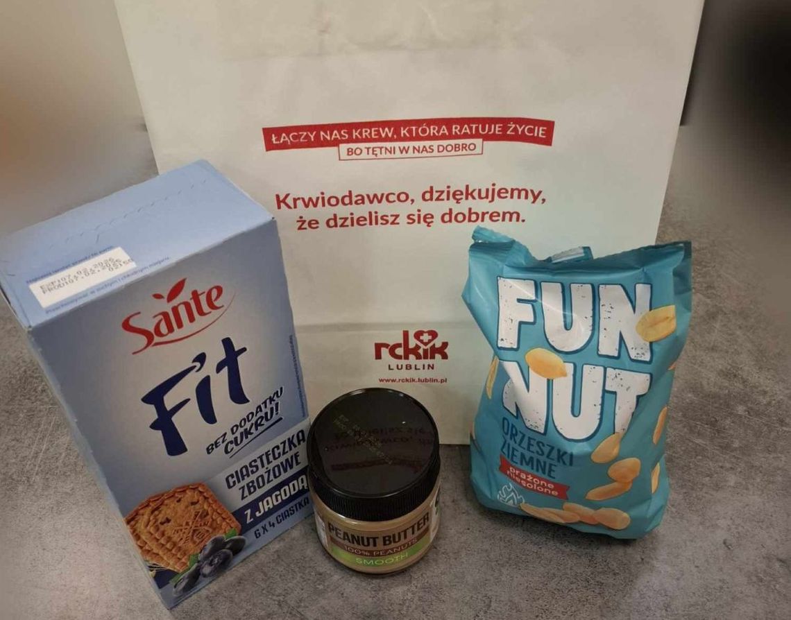 Tak wygląda pakiet regeneracyjny dla osób oddających krew w oddziałach RCKiK w Lublinie. W całej Polsce posiłki są pakowane w papierowe torby z logo danego oddziału i napisem "Krwiodawco dziękujemy, że dzielisz się dobrem".