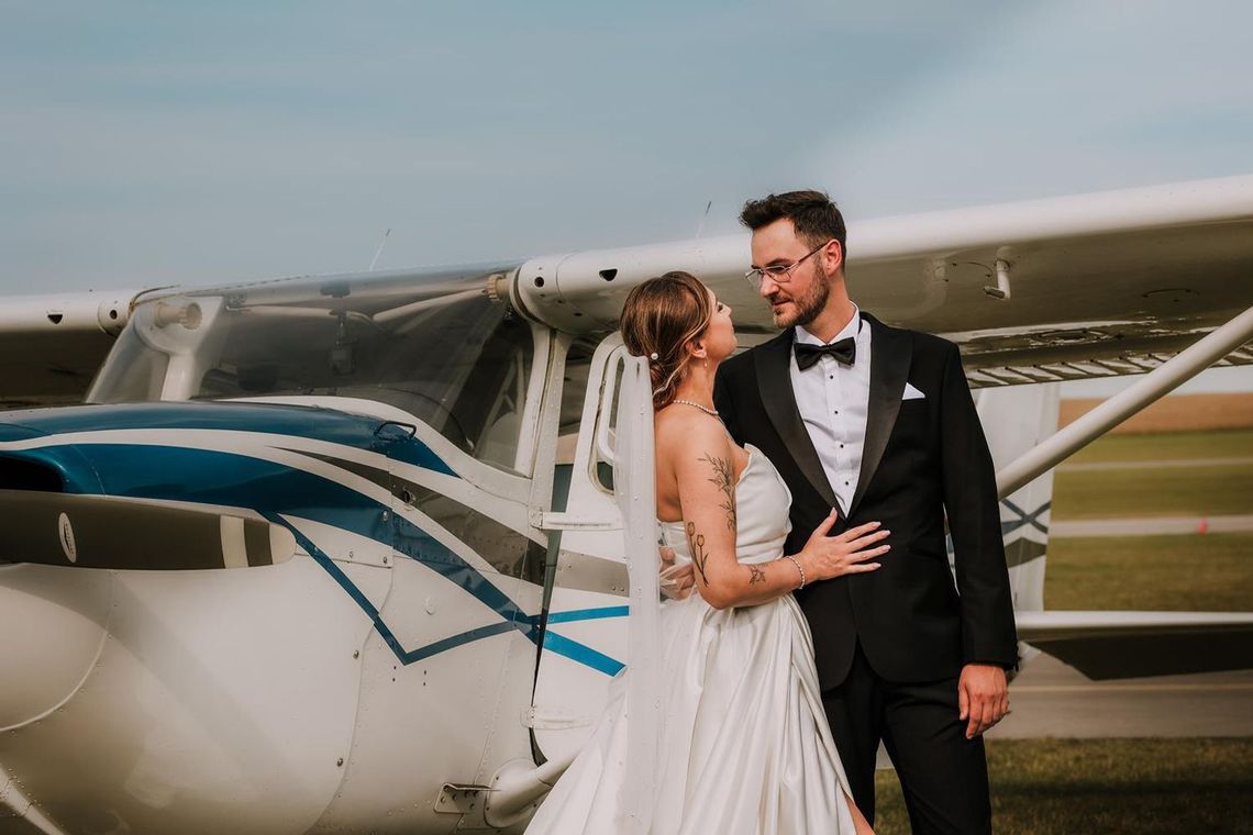 Lubelskie. Love is in the air! Ślub jak z filmu! Powiedzieli sobie TAK na lotnisku