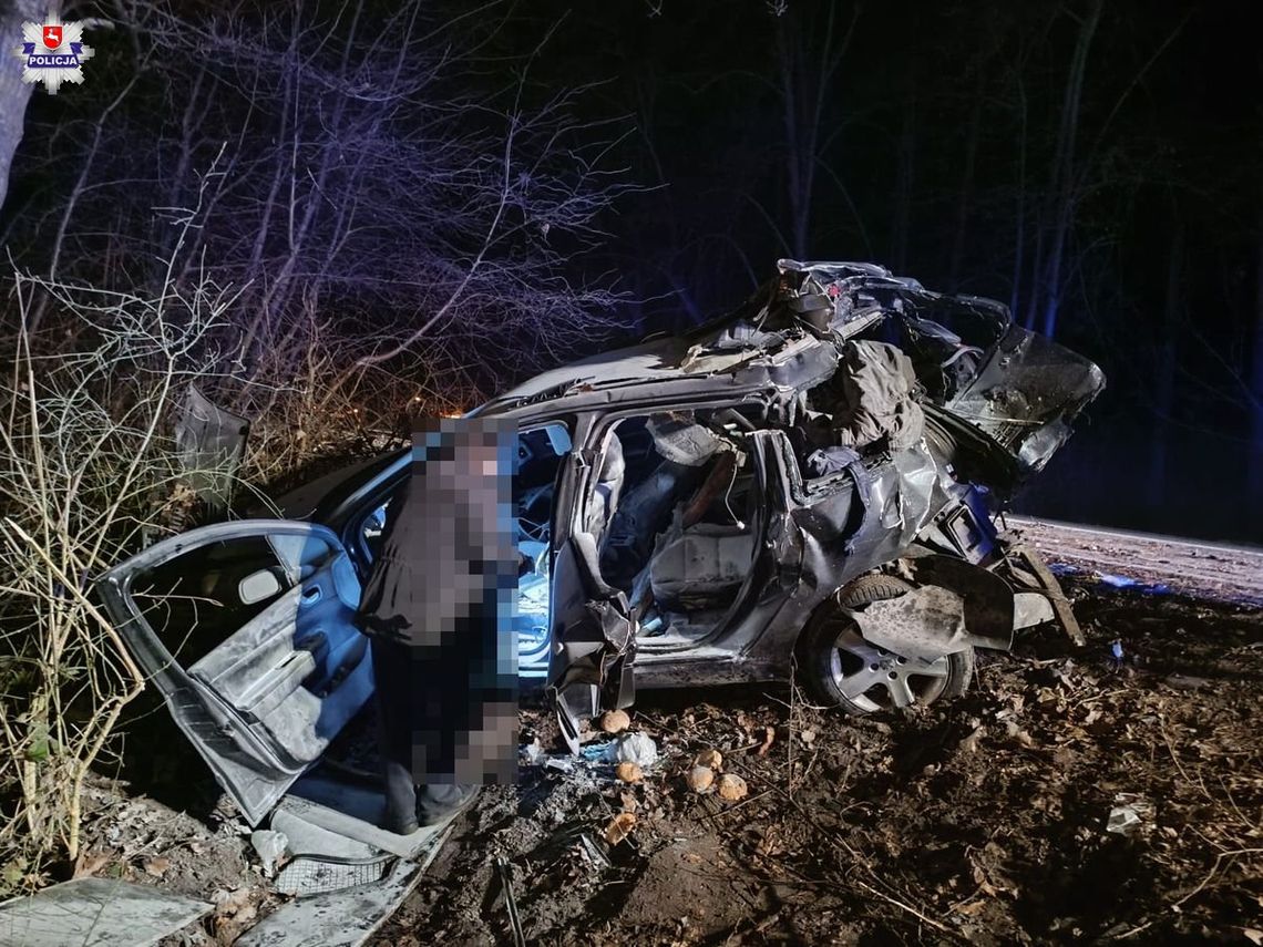 36-latek nagle stracił panowanie nad pojazdem i tyłem samochodu uderzył w drzewo. Jak się okazało, był pijany.