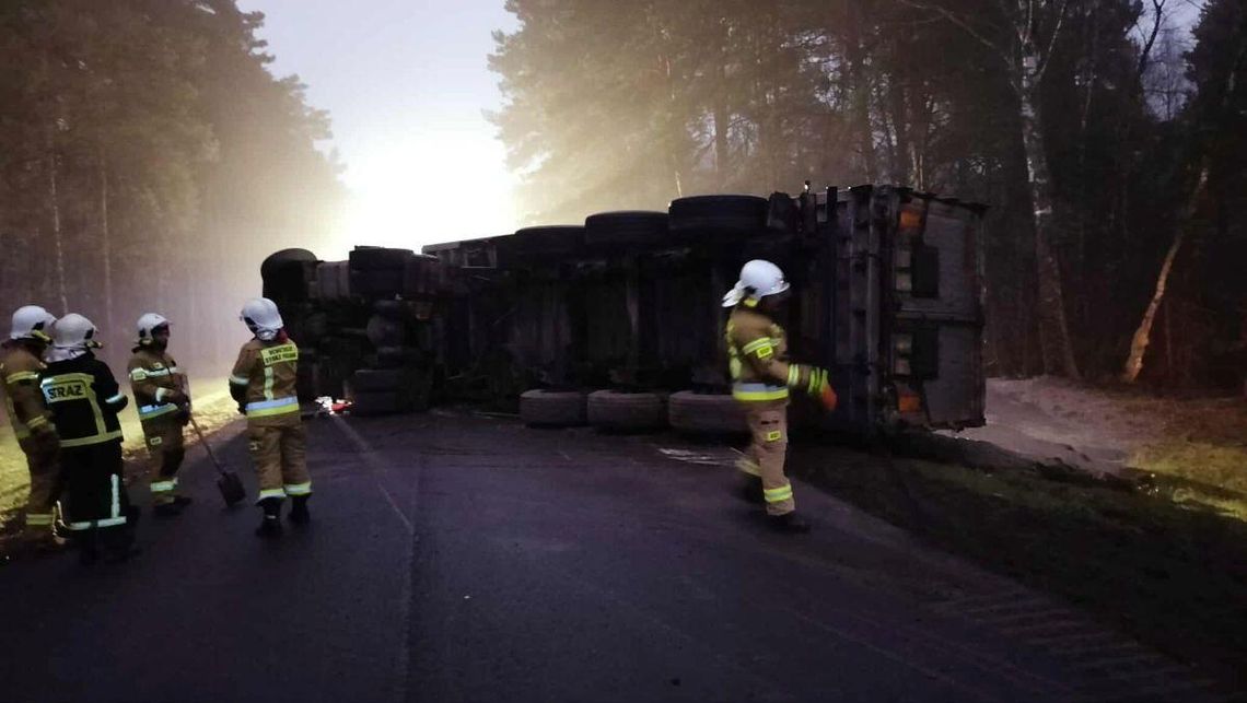 Lubelskie: Tir z pelletem przewrócił się na drodze wojewódzkiej w Lucie Na trasie przewrócił się ciągnik siodłowy z naczepą, który przewoził ładunek pelletu.