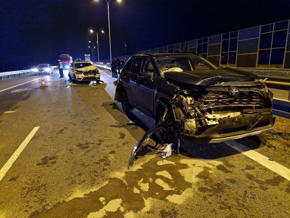 Na drodze ekspresowej S12/17 na wysokości miejscowości Janówek doszło do zdarzenia drogowego.
