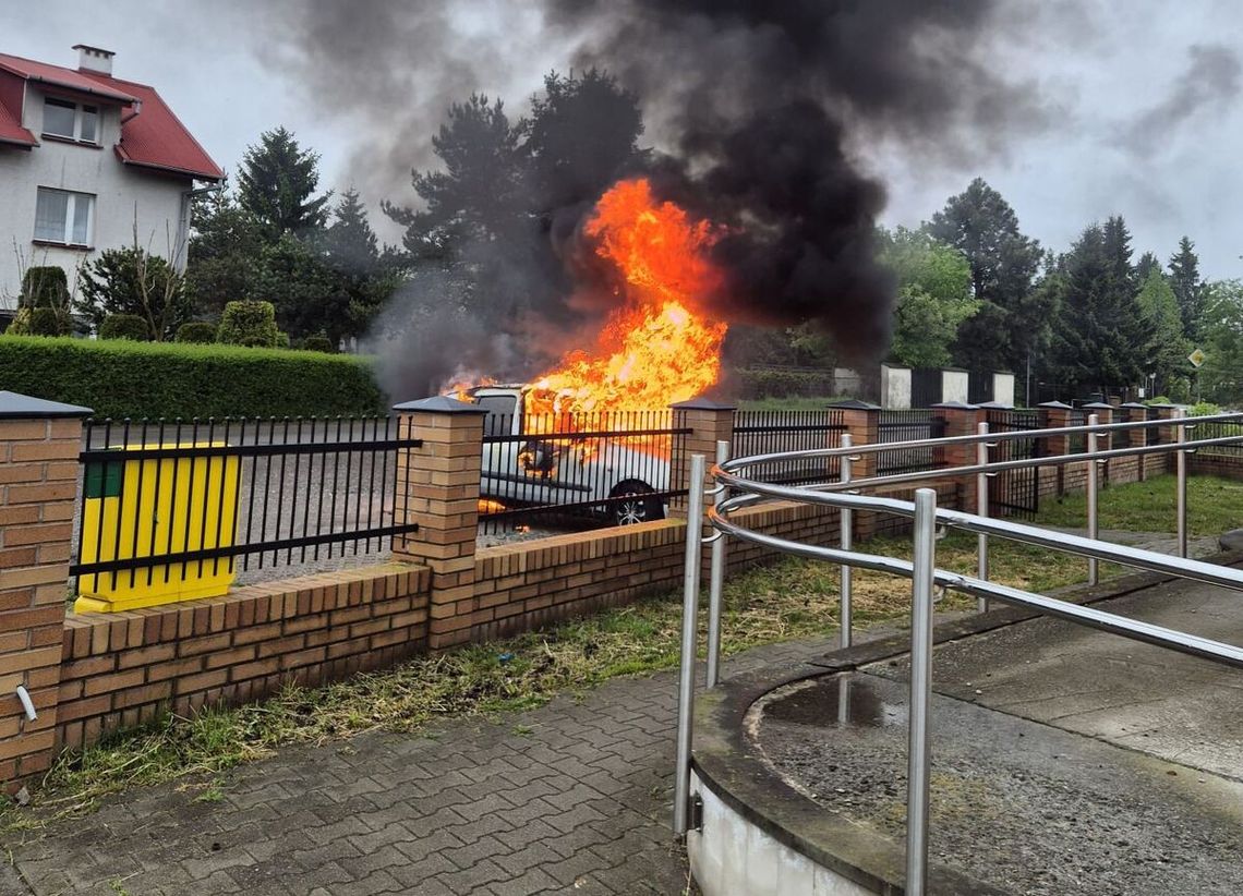 Lubelskie. Wyciągnął mężczyznę z auta. Chwilę później auto spłonęło Jadąc na służbę, zauważył dym wydobywający się z zaparkowanego samochodu. Podkom. Piotr Dąbrowski z V Komisariatu Policji w Lublinie nie wahał się ani chwili. Zatrzymał się, powiadomił służby i ruszył na pomoc.