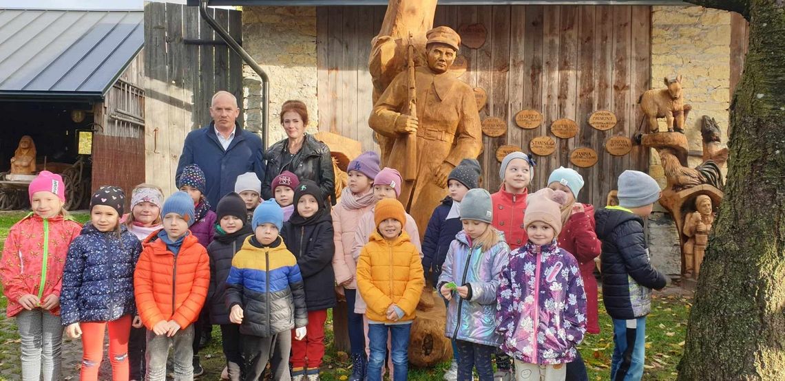 W ramach projektu sześciolatki odwiedziły zagrodę edukacyjną pod nazwą „Przystanek Kobos".