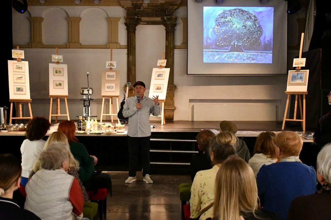 Serhij Michnowski, lwowski artysta z wystawą malarstwa w Szczebrzeszynie. „Inna treść” jako sztuka mimo wojny Serhij Michnowski bywał na Roztoczu wielokrotnie – z wystawami i na plenerach. W Szczebrzeszynie swoje prace pokazał po raz pierwszy. Niebawem będzie też w Suścu.