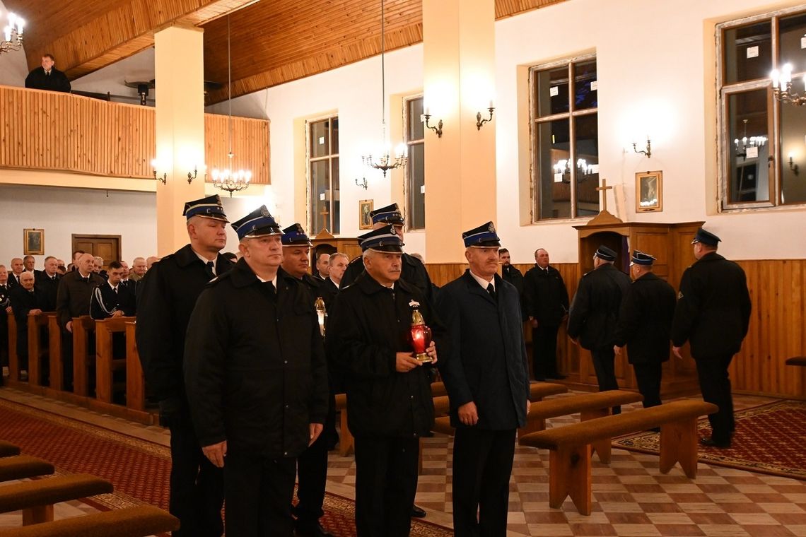 Strażackie zaduszki zorganizowano m.in. dzięki pomocy władz samorządowych gminy Tomaszów Lubelski i miejscowych strażaków.