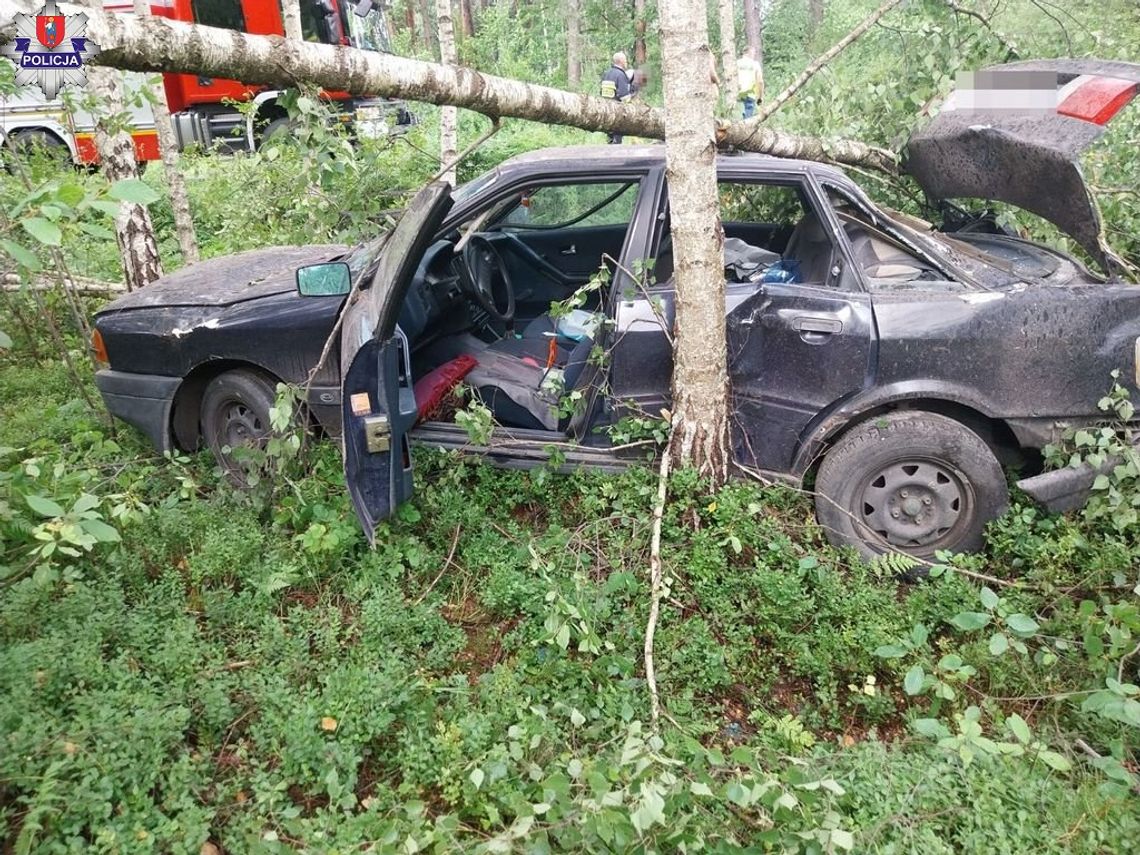 W Majdanie Wielkim kierująca audi straciła panowanie nad pojazdem, zjechała do lasu i uderzyła w drzewo.