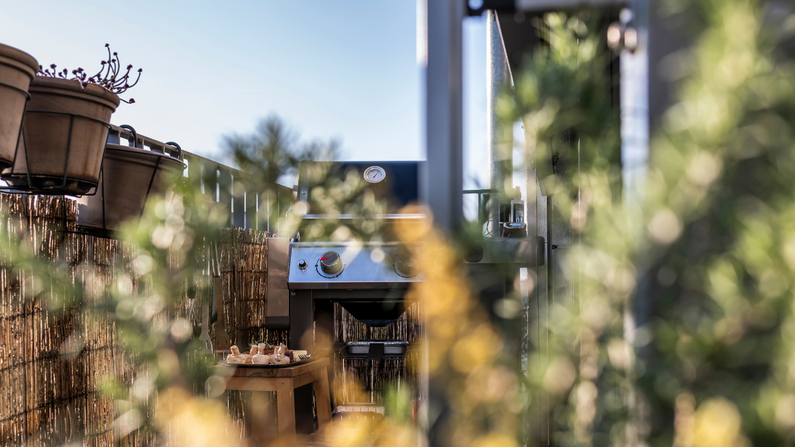 Majówka 2025. Gdzie grillować bez obaw, że zapłacimy mandat? Przed nami majówka. Grill w pełnej gotowości czeka już na rozpalenie. Tylko czy możemy to zrobić w dowolnym miejscu? Sprawdź, gdzie zapłacisz karę.