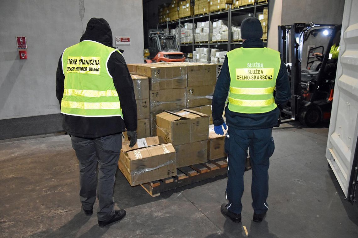 Funkcjonariusze Służby Celno-Skarbowej i Straży Granicznej udaremnili przemyt 24 tys. paczek papierosów.