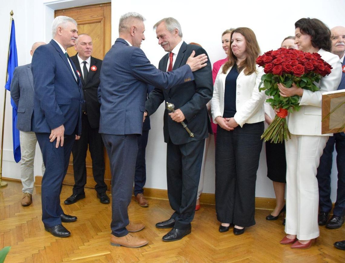 Marcin Zamoyski, wieloletni prezydent Zamościa, odebrał 3 maja z rąk obecnego prezydenta miasta Rafała Zwolaka tytuł Honorowego Obywatela Zamościa.