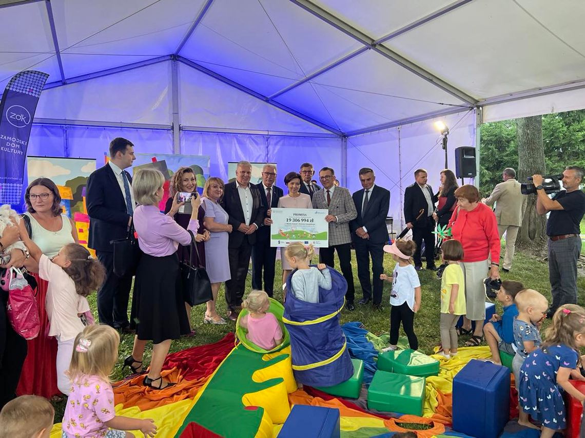 Minister Marlena Maląg na pikniku rodzinnym w Zamościu.