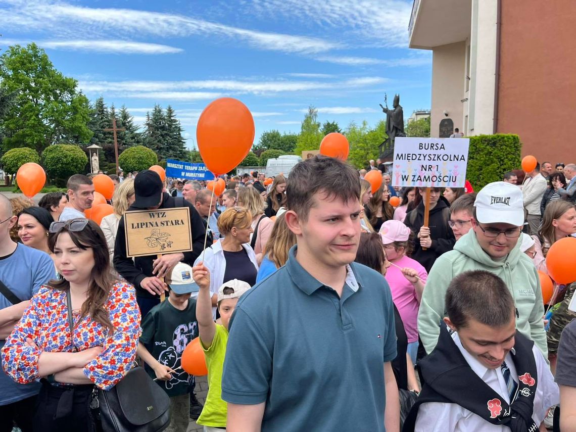 Marsz Godności przeszedł ulicami Zamościa W marszu wzięły udział osoby z niepełnosprawnościami, ich rodziny i opiekunowie oraz przedstawiciele wielu instytucji nie tylko z Zamościa, ale również sąsiednich powiatów.