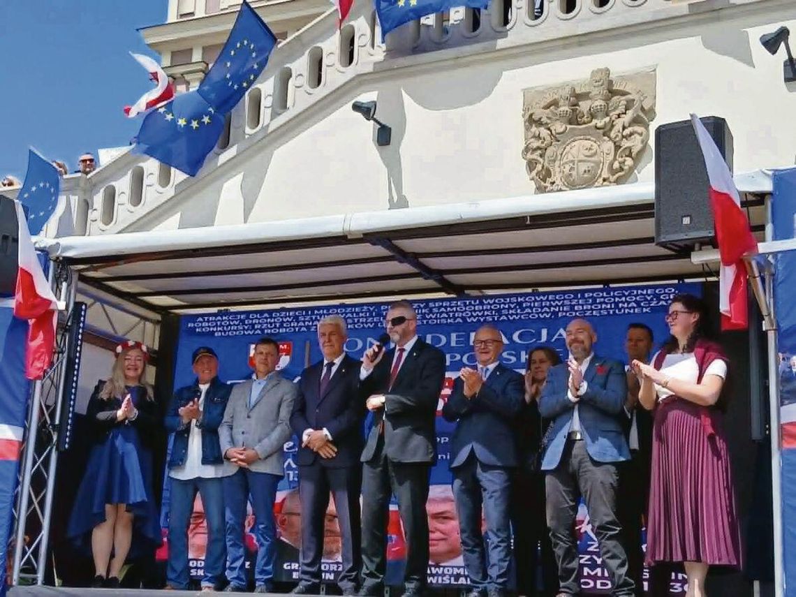 Marsz Konfederacji Korony Polskiej "W obronie Polski". Do Zamościa przyjechał Grzegorz Braun Do zgromadzonych przemawiał lider formacji, Grzegorz Braun, głos zabrali także posłowie Włodzimierz Skalik i Sławomir Zawiślak.