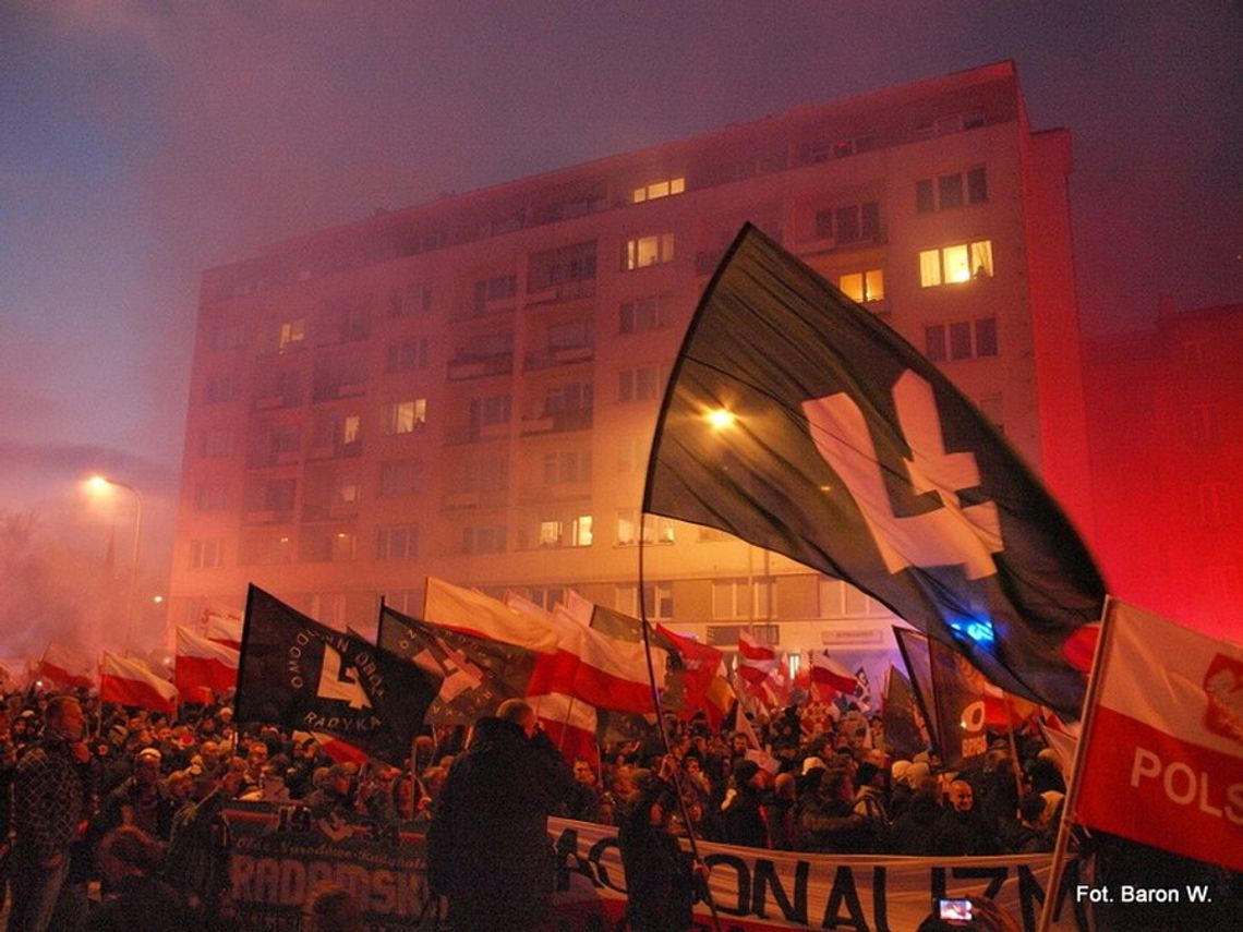 W poniedziałek ulicami Warszawy przejdzie Marsz Niepodległości. W całym kraju trwają zapisy na wyjazdy do stolicy.