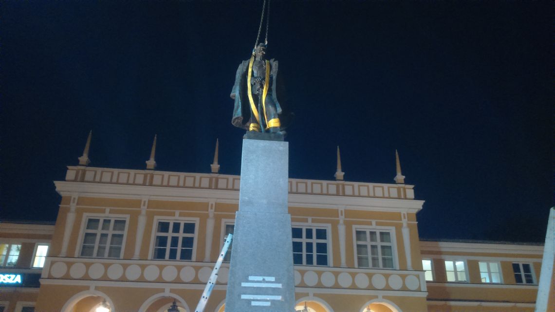 Marszałek powrócił do Zamościa. Statua Piłsudskiego stanęła przed Klubem Batalionowym (FOTO, WIDEO)