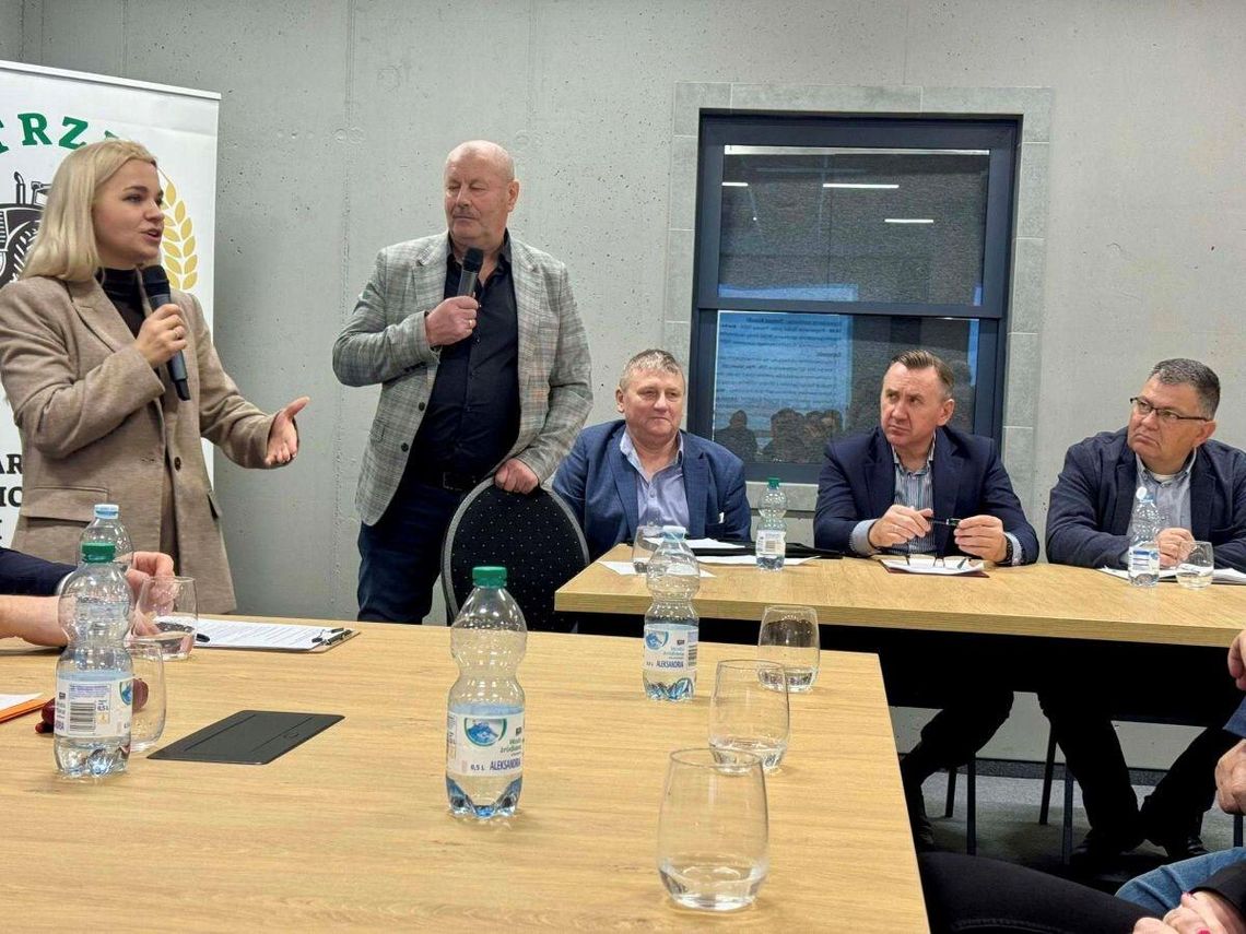 Masłomęcz: Minister rozmawiała z rolnikami pod Hrubieszowem Wiceminister rolnictwa i rozwoju wsi Małgorzata Gromadzka spotkała się w Masłomęczu z rolnikami z powiatu hrubieszowskiego.