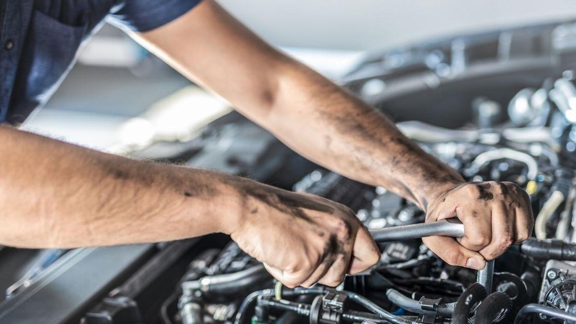 Większość warsztatów samochodowych ma problem z kadrą. Brakuje im mechaników.