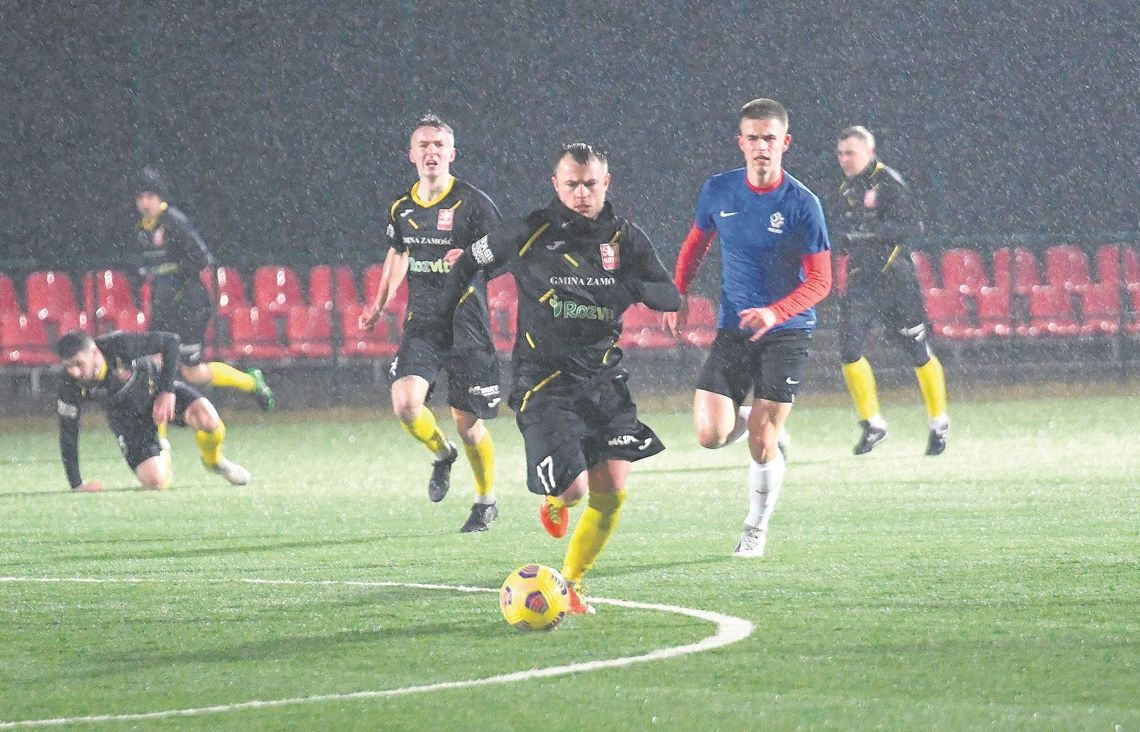 Mecz Gryfa Gminy Zamość w strugach deszczu