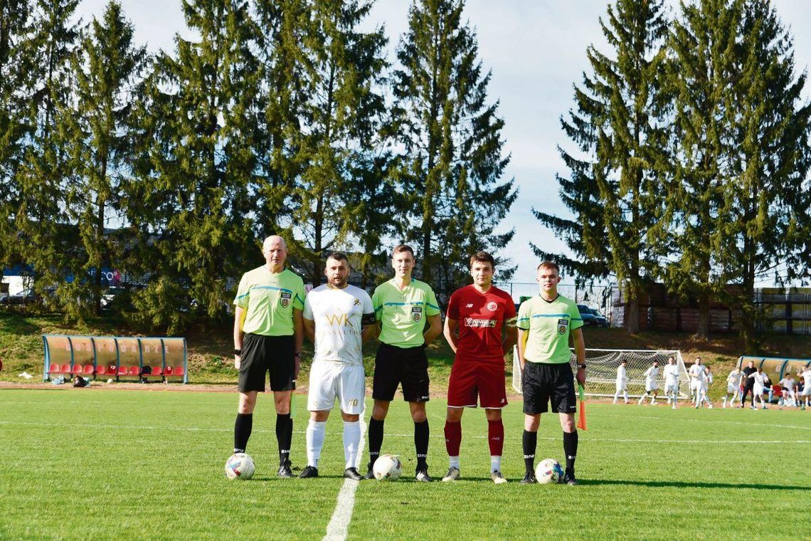 Grom Różaniec na początku sobotniego meczu z Olimpiakosem Tarnogród przypominał właśnie niedźwiedzia, który nie kwapił się do ataku, bo nie czuł się zagrożony.