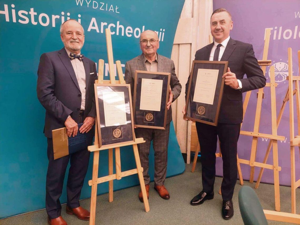 Medale dla byłego i obecnego wójta gminy Hrubieszów. Czym sobie zasłużyli? Poprzedni wójt gminy Hrubieszów Jan Mołodecki oraz Tomasz Zając zostali uhonorowani medalem „Amicis Instytutu Archeologii UMCS”.